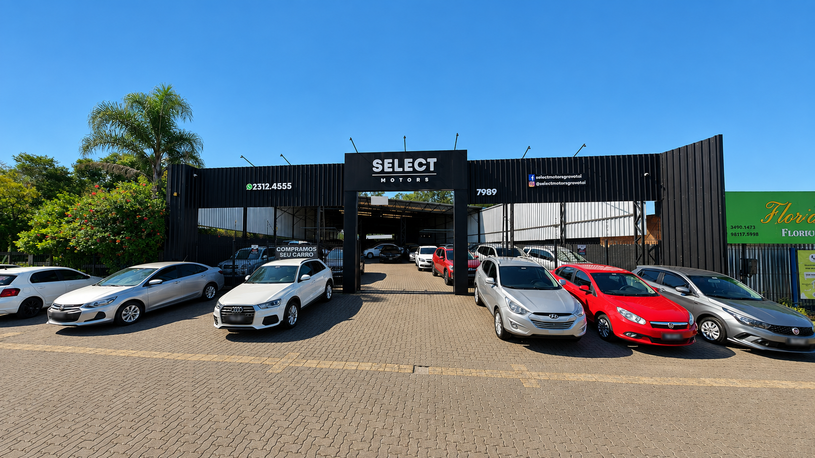 Fachada da loja Select Motors com veículos no pátio